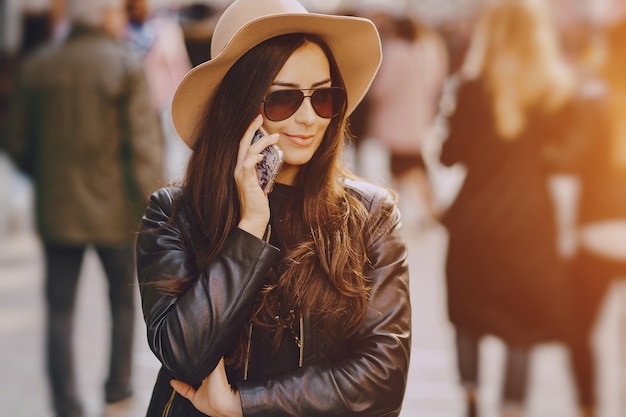 Mädchen mit Telefon in Istanbul