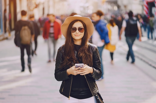 Mädchen mit Telefon in Istanbul