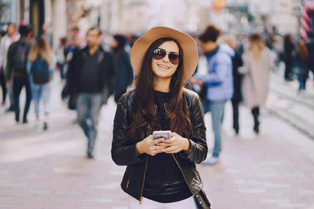 Mädchen mit Telefon in Istanbul