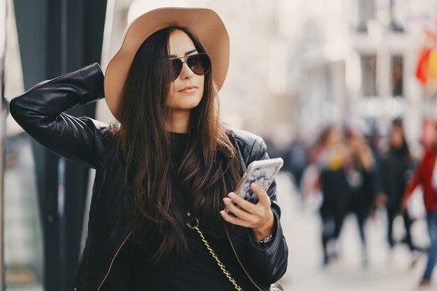 Mädchen mit Telefon in Istanbul