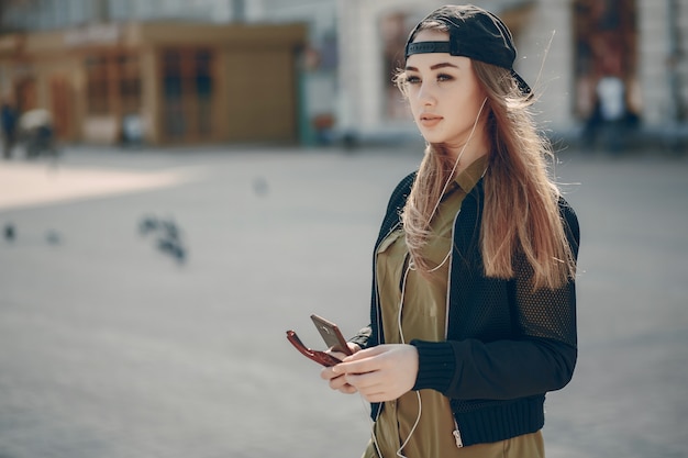 Mädchen mit Telefon