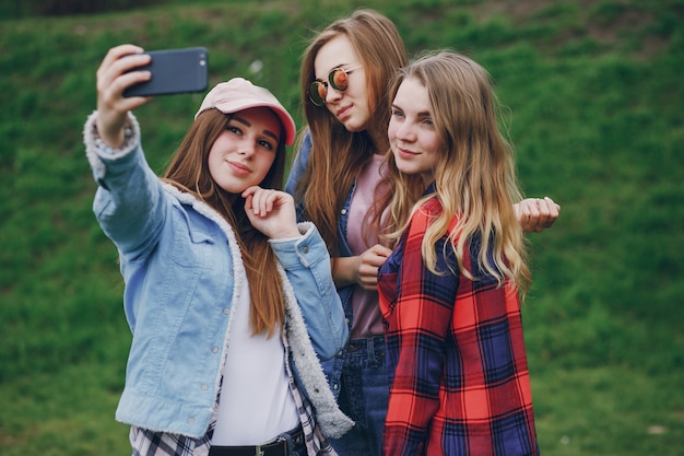 Mädchen mit Telefon