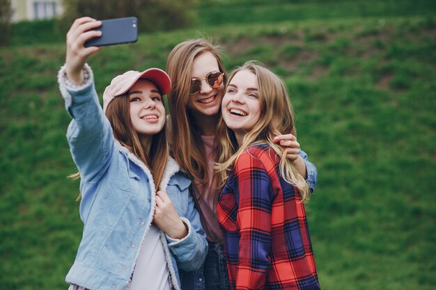 Mädchen mit Telefon