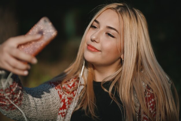 Mädchen mit Telefon