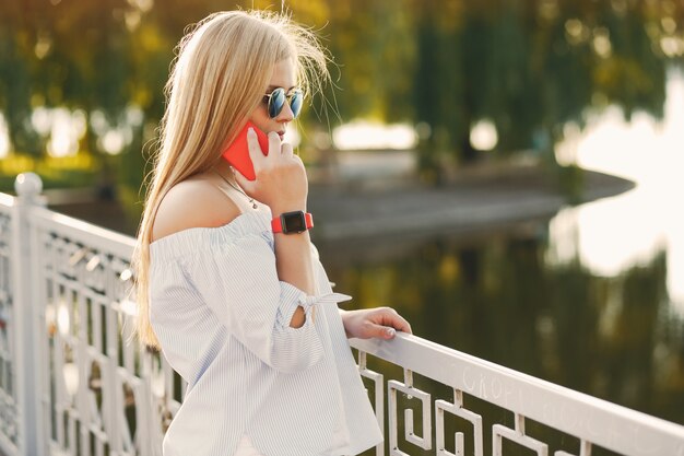 Mädchen mit Telefon