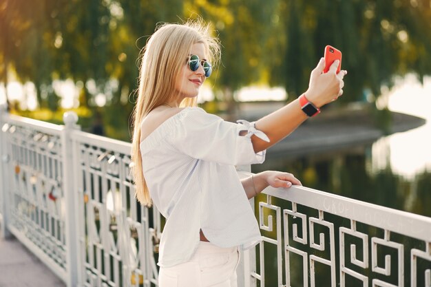 Mädchen mit Telefon