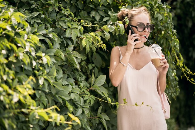 Mädchen mit Telefon