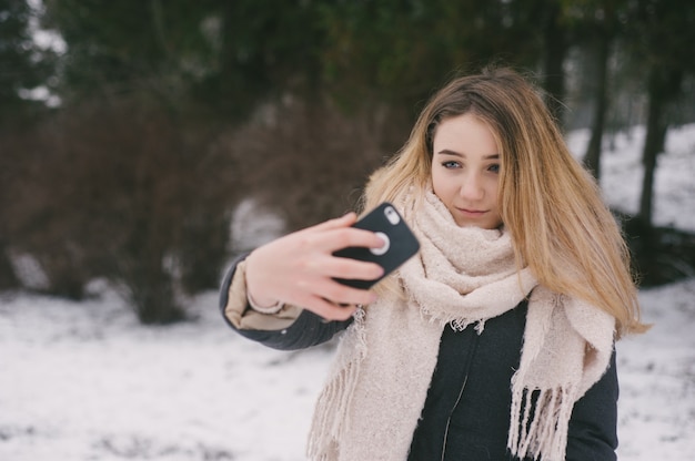 Mädchen mit telefon