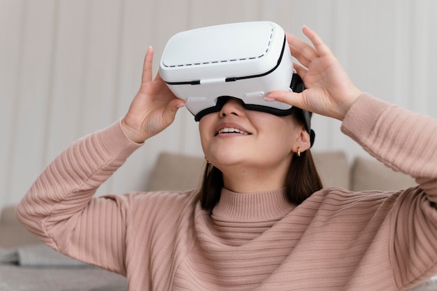 Kostenloses Foto mädchen mit vr brille mittlerer schuss