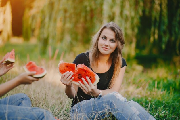 Mädchen mit Wassermelone