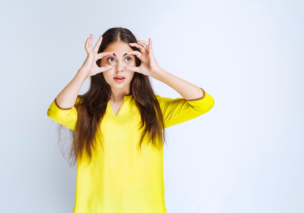 Mädchen mit weit geöffneten Augen, um gut zu beobachten.