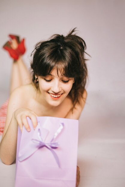 Mädchen öffnen Geschenk