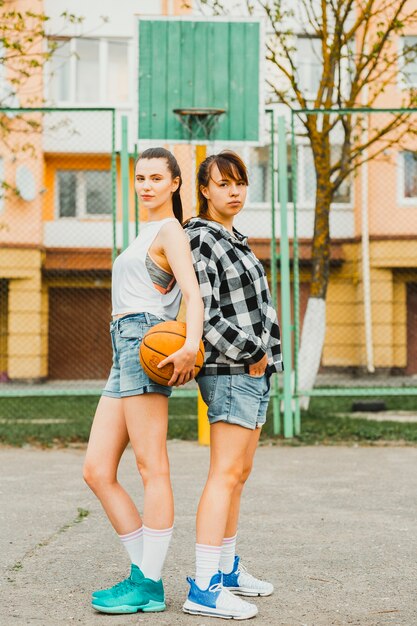 Mädchen posieren mit Basketball