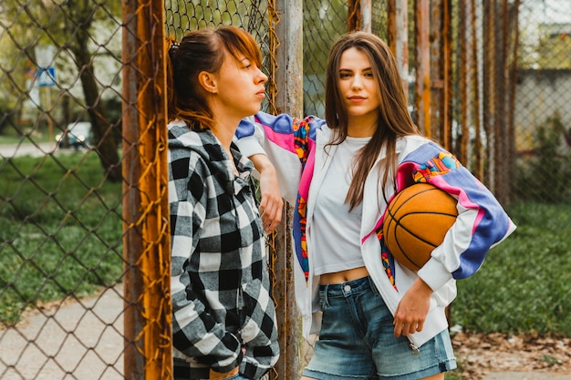 Mädchen posieren mit Basketball