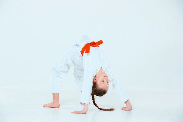 Mädchen posiert beim Aikido-Training in der Kampfkunstschule. Gesunder Lebensstil und Sportkonzept