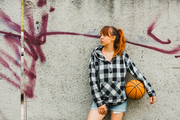 Mädchen posiert mit basketball