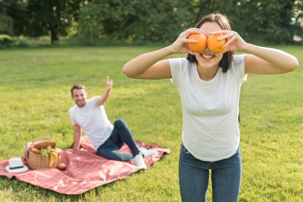 Mädchen posiert mit zwei Orangen