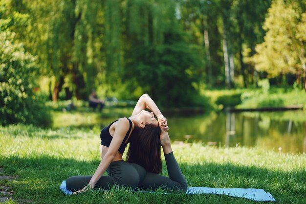 Mädchen praktizieren Yoga