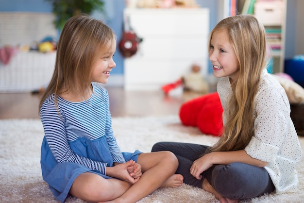 Kostenloses Foto mädchen reden im wohnzimmer miteinander