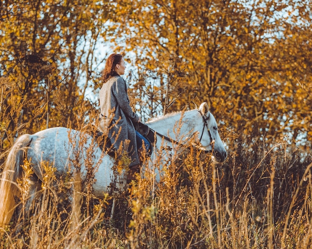 Mädchen reiten ein Pferd