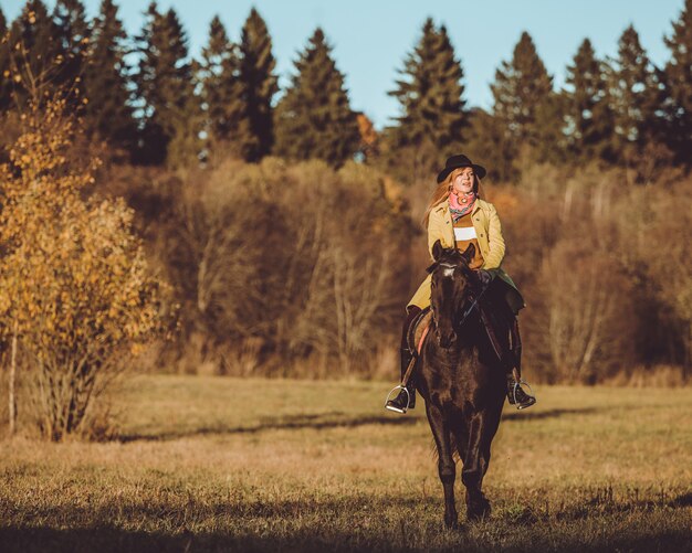 Mädchen reiten ein Pferd