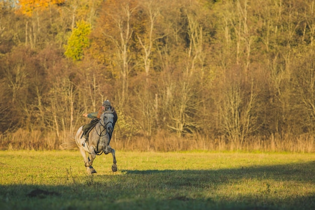 Mädchen reiten ein Pferd