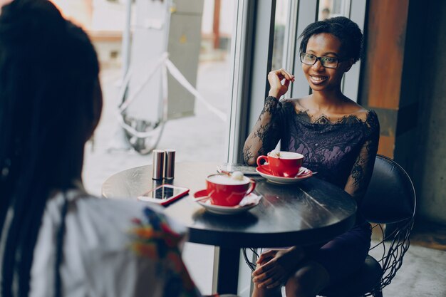 Mädchen ruhen im Café