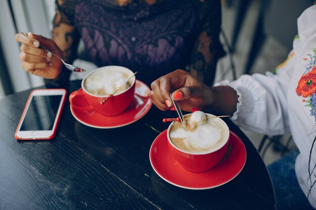 Mädchen ruhen im Café