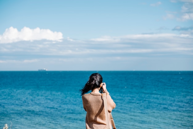 Mädchen schießen Foto von Meer