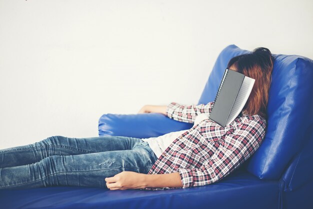 Mädchen schlafen in einem blauen Couch