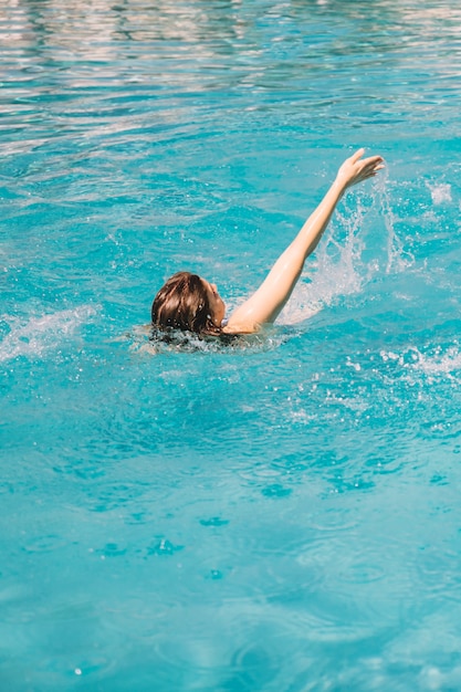 Mädchen schwimmen backstroke