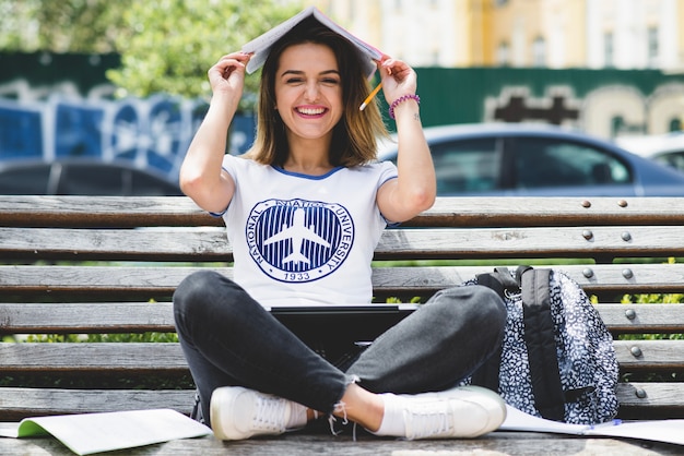 Kostenloses Foto mädchen sitzt auf der bank spaß haben