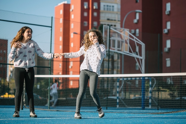 Kostenloses Foto mädchen spielen auf dem dach