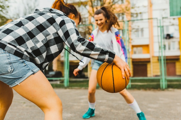 Mädchen spielen Basketball