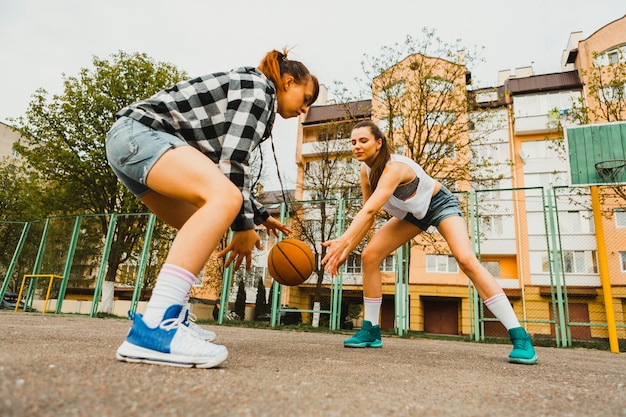 Mädchen spielen Basketball