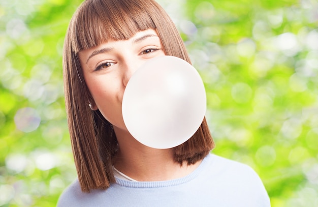 Kostenloses Foto mädchen spielen mit einem gummi