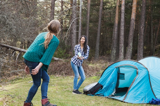 Mädchen spielen neben dem Zelt