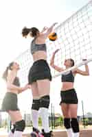 Kostenloses Foto mädchen spielen volleyball