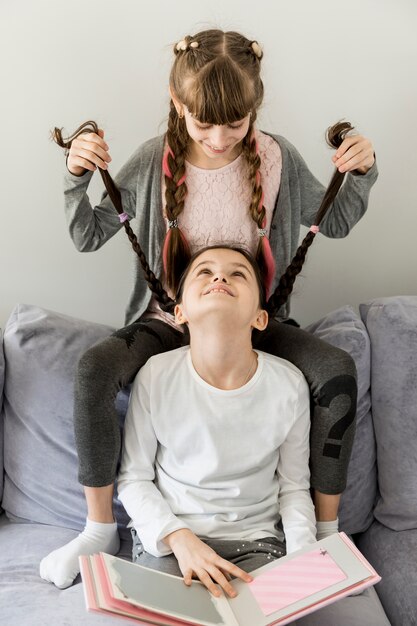 Kostenloses Foto mädchen spielen zusammen