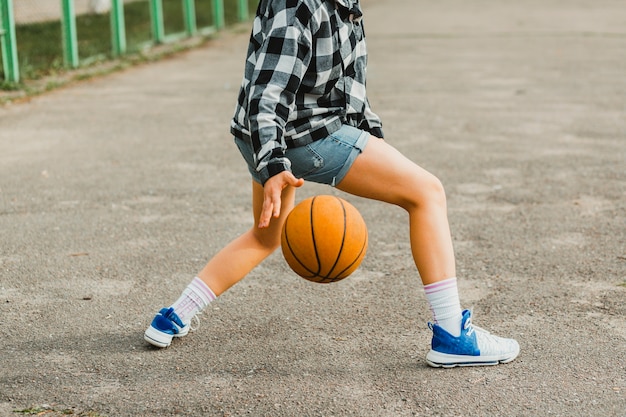 Mädchen spielt Basketball