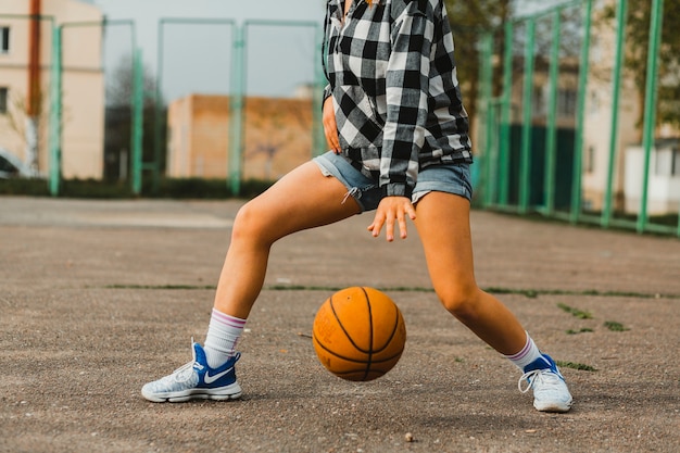 Mädchen spielt Basketball
