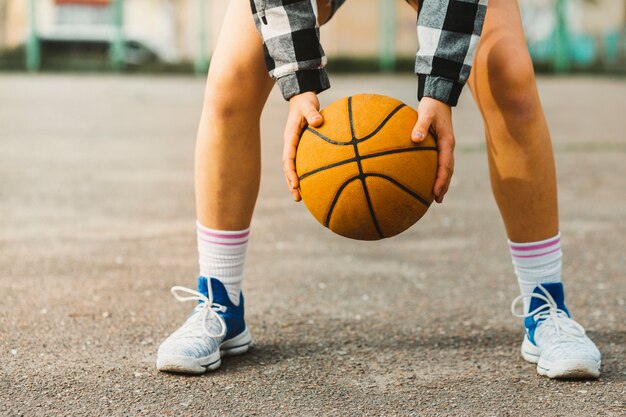 Mädchen spielt Basketball