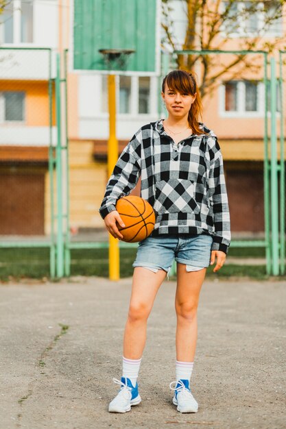 Mädchen spielt Basketball