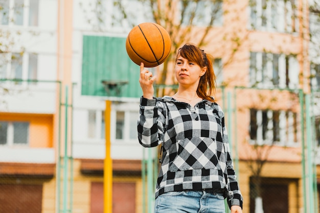 Mädchen spielt Basketball