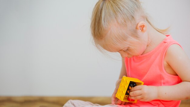 Mädchen spielt mit Spielzeug