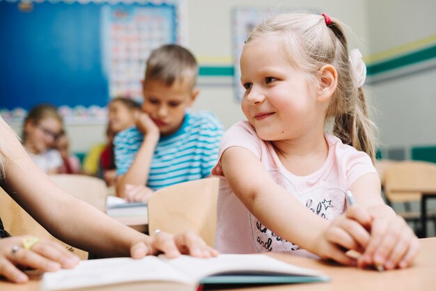 Mädchen spricht an anonyme Mitschüler