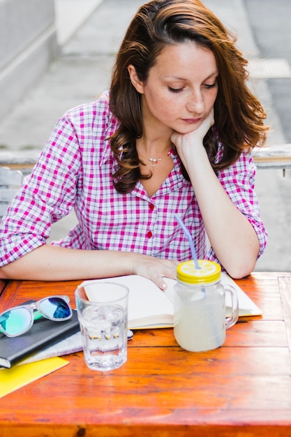 Mädchen studiert im Cafe