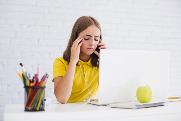 Mädchen studiert und hört Musik