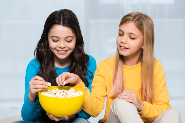 Kostenloses Foto mädchen teilen popcorn