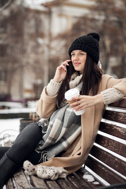 Mädchen Telefon Hintergrund schönen Kaffee